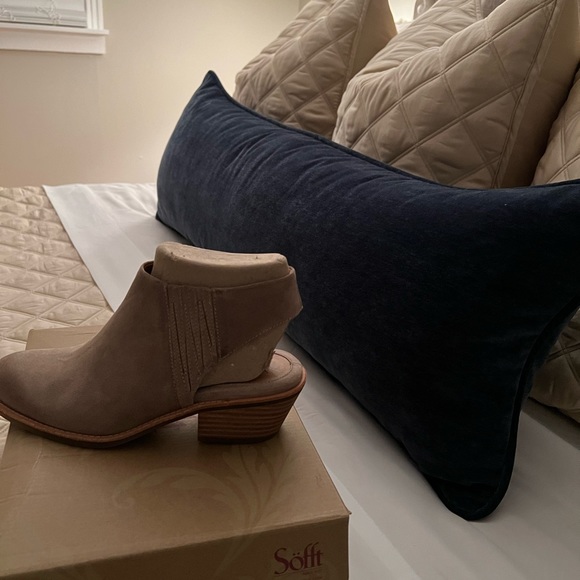 Sofft Light Tan Booties in size 8 - Picture 4 of 4